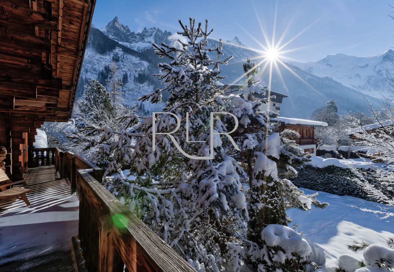 Chalet les Sauberands catches winter sun on the balcony