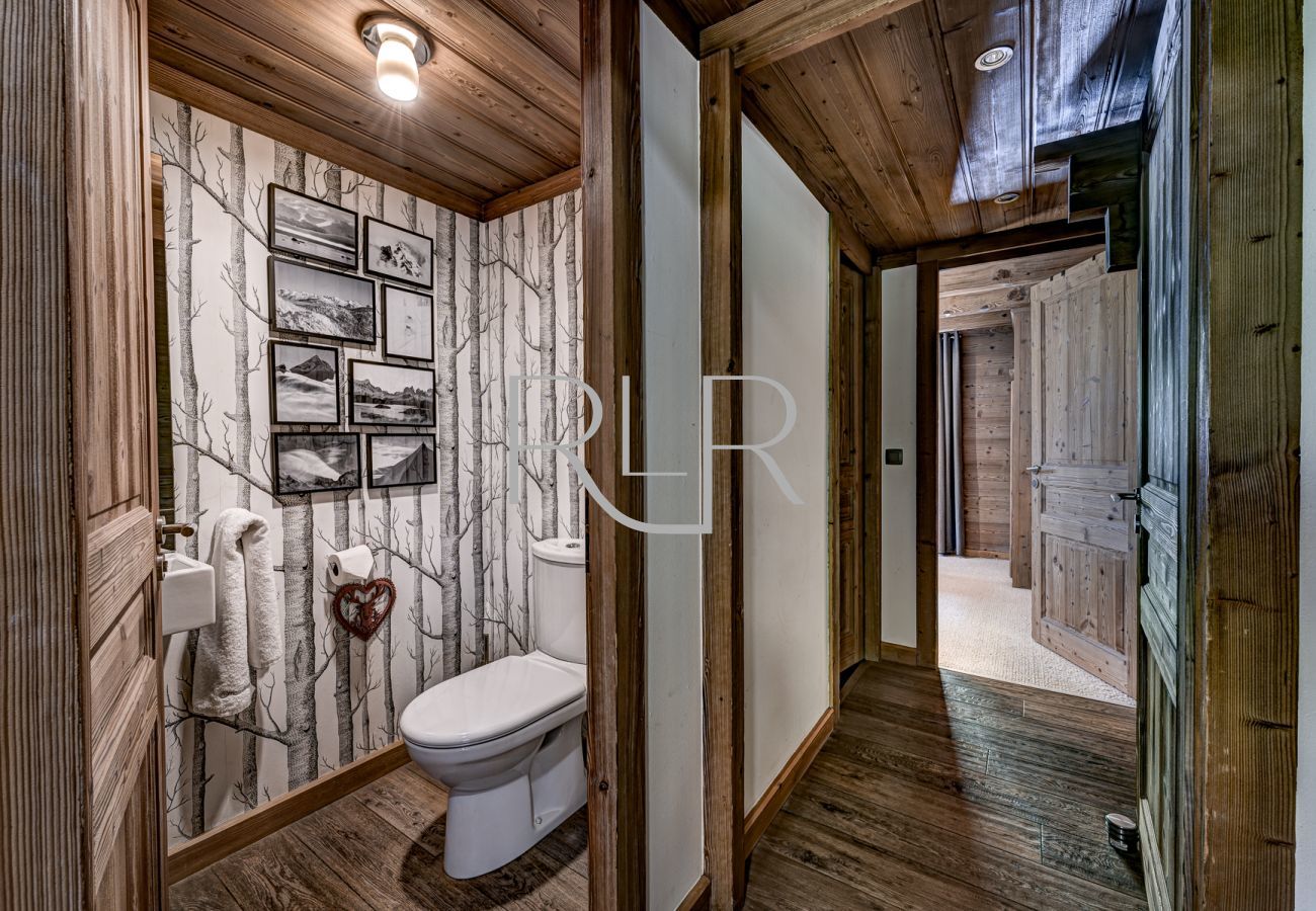 The first floor WC  at Chalet les Sauberands boasts beautiful wood land decor. 