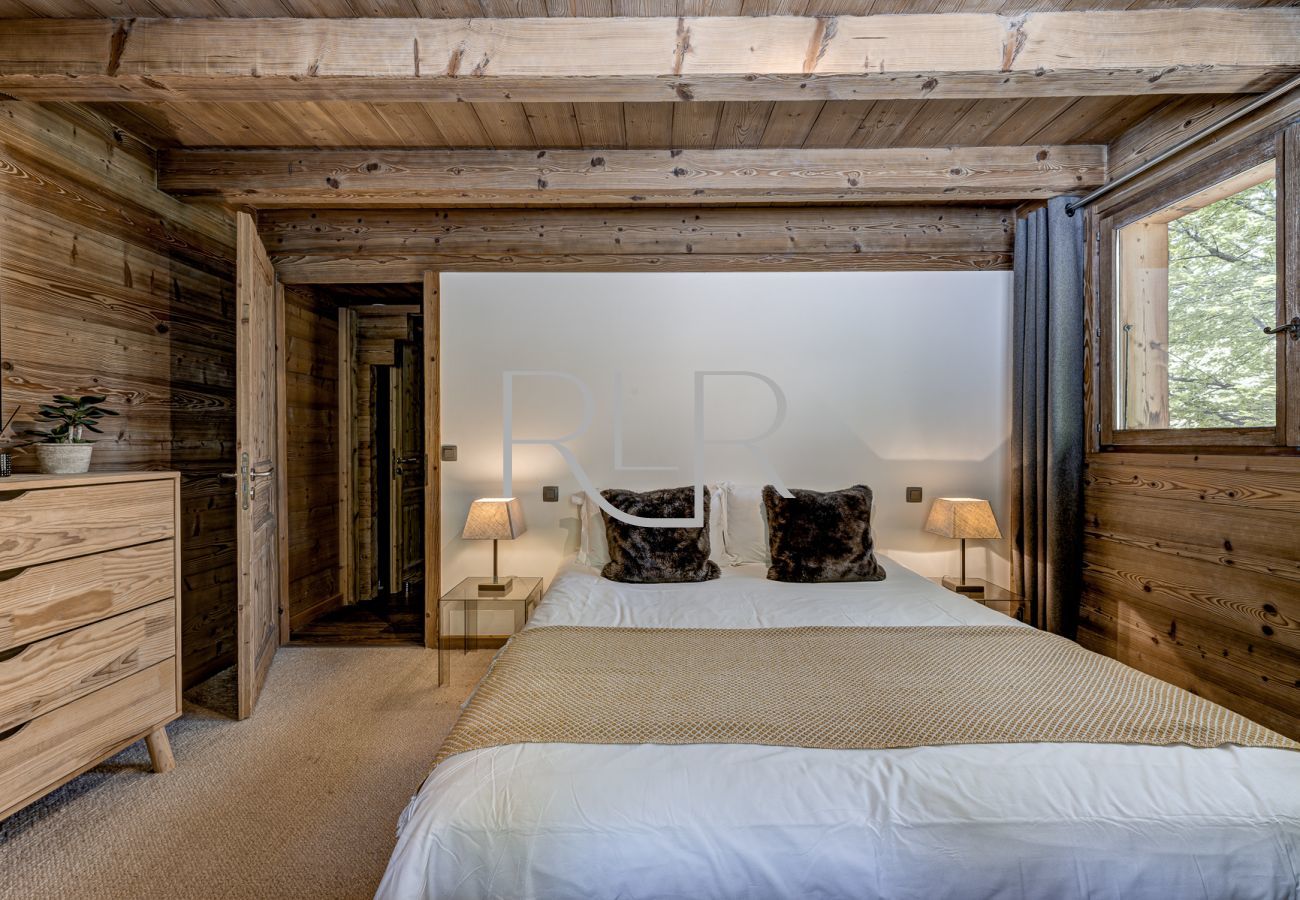Flexible double or twin room with cosy feel and alpine theme in Chalet les Sauberands