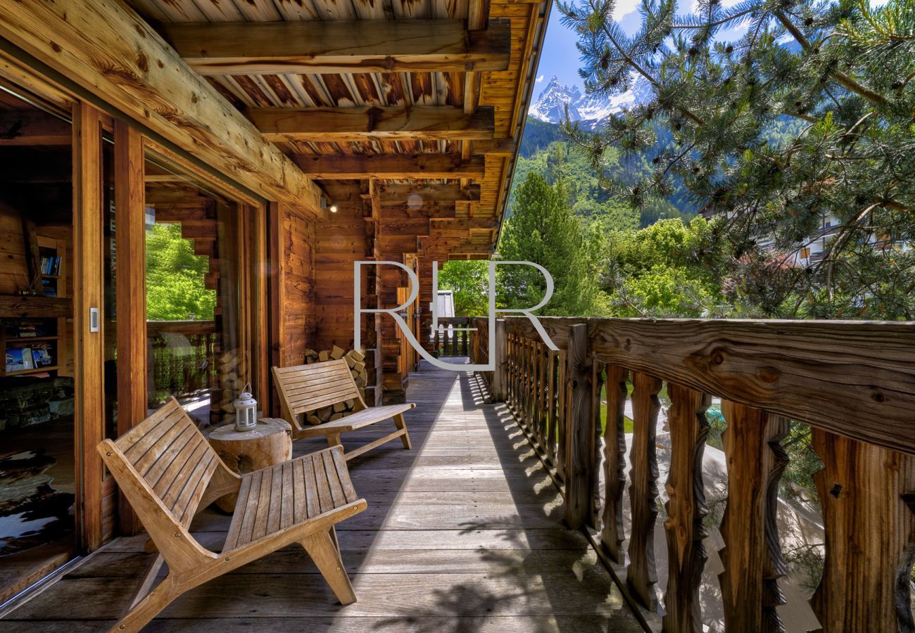 The seats on the balcony at Chalet les Sauberands provide a great place to relax under the mountains. 