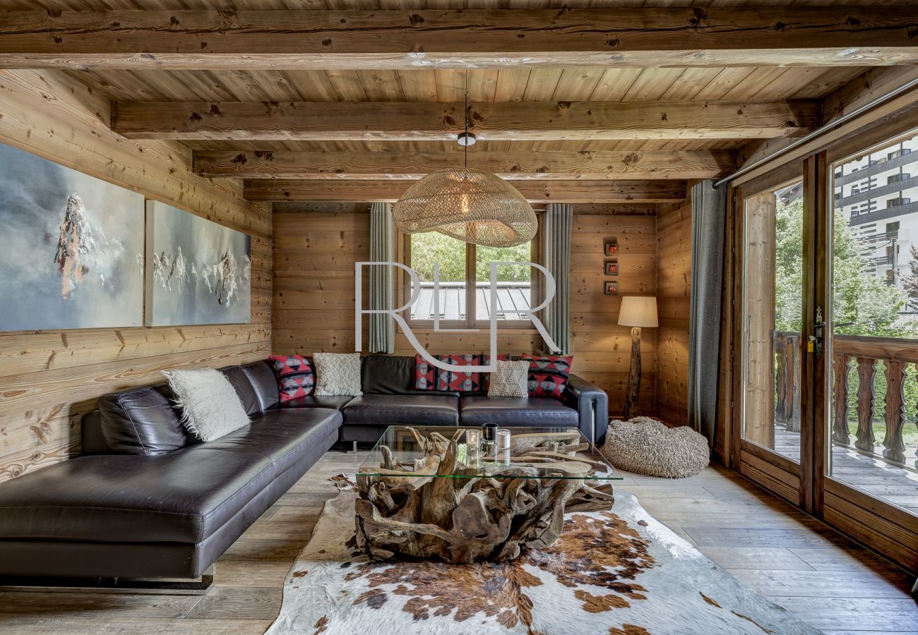 Chalet les Sauberands  provides plenty of social space inside and out.