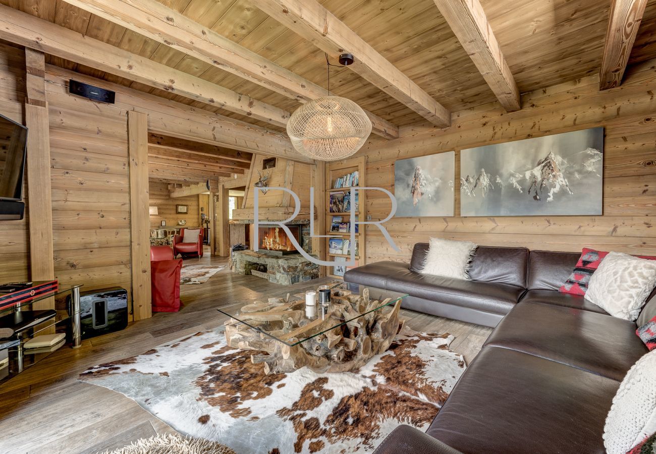 Chalet les Sauberands has glass balcony doors which provide lots of light into the comfortable living area. 