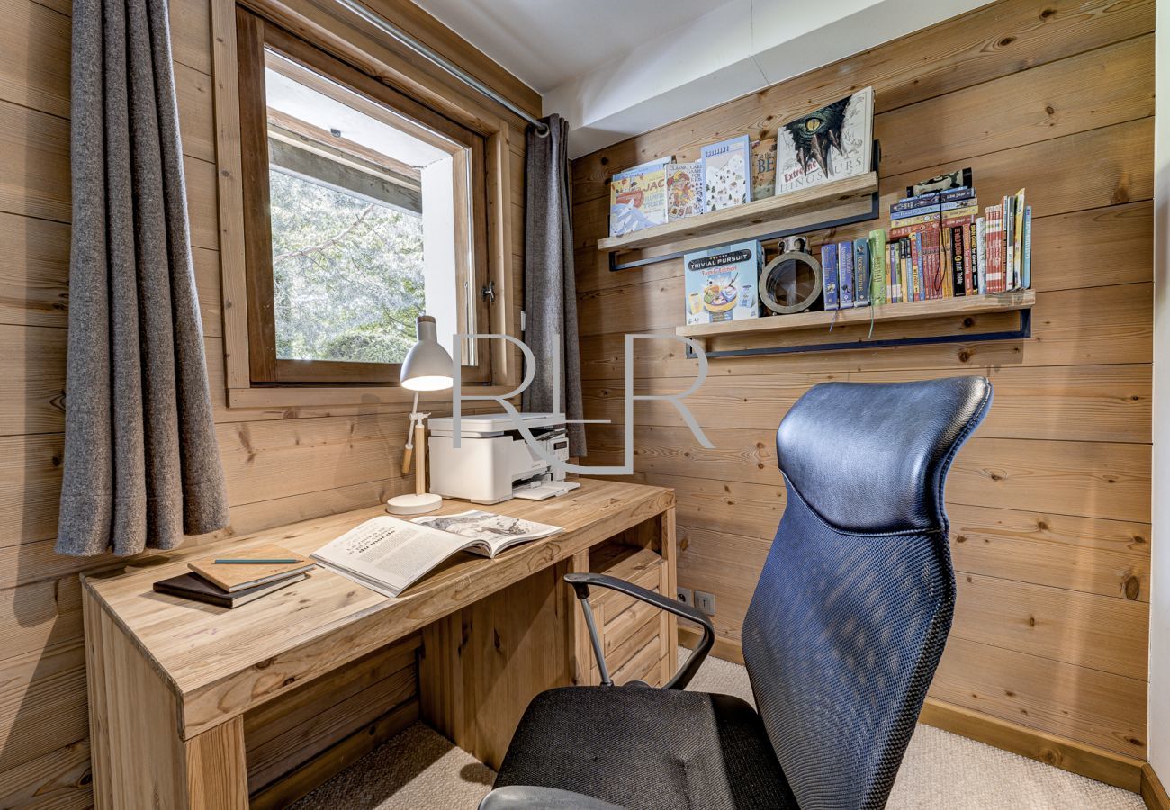 Chalet les Sauberands has a quiet office space overlooking the large garden.