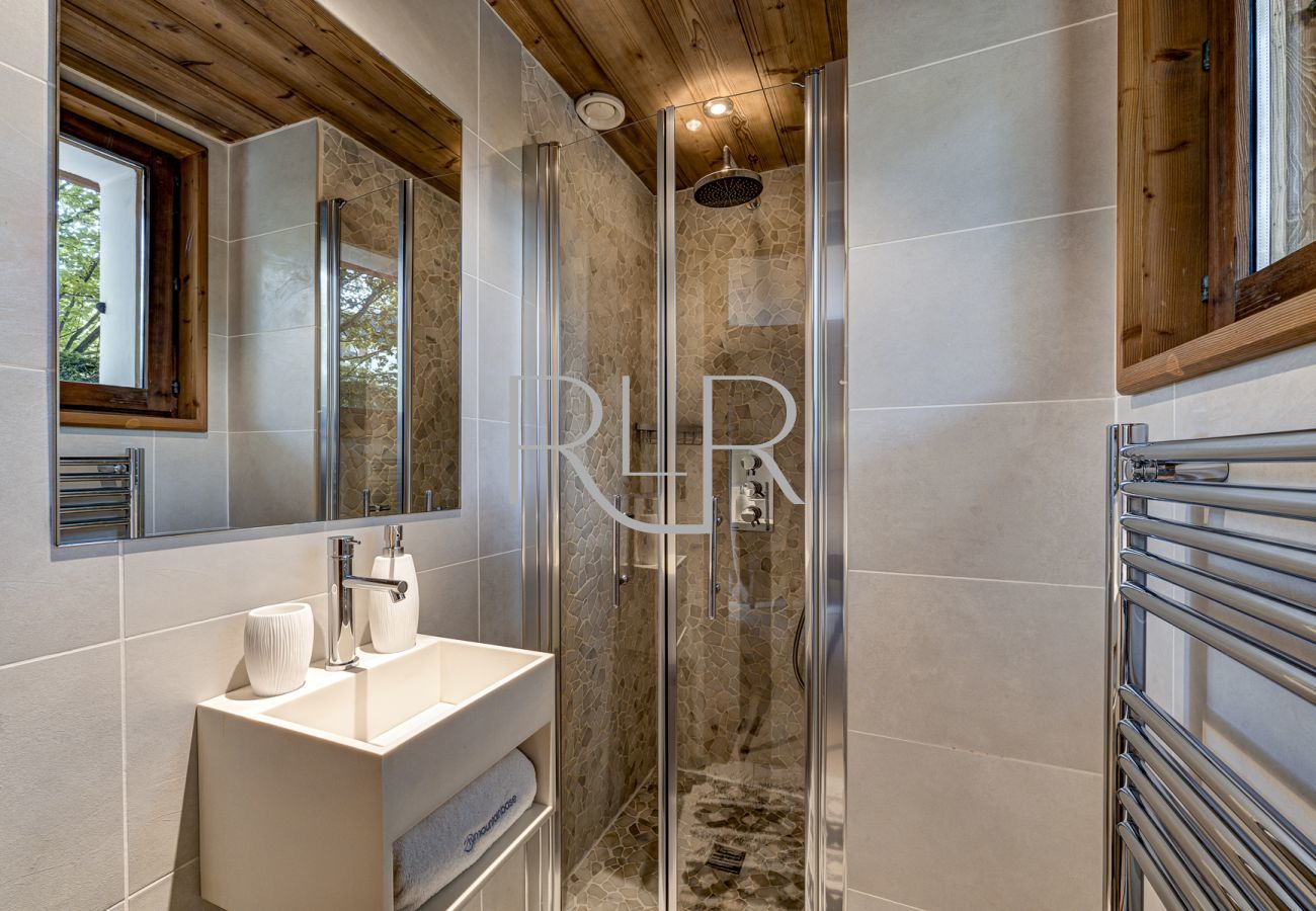 This modern ensuite shower room with basin accompanies one of Chalet les Sauberands' ground floor bedrooms 