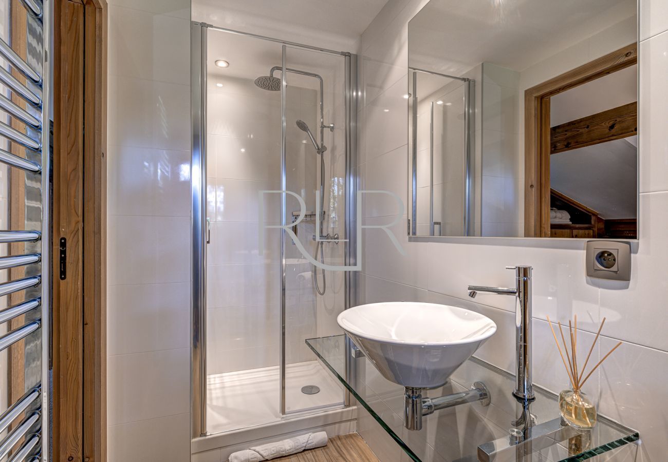 Chalet les Sauberands has a light and modern shower room accompanying Bedroom 4. 