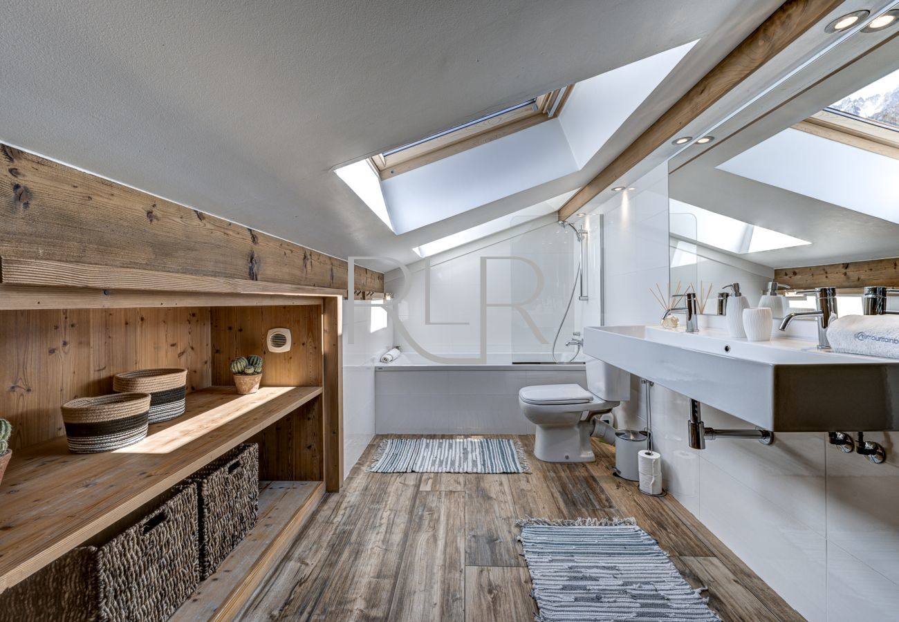 Bright bathroom shared between bathrooms 4&5 at the top of Chalet les Sauberands 