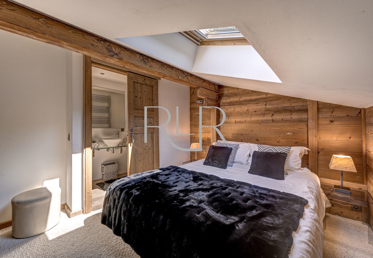 In Chalet les Sauberands, light pours into this flexible double or twin room from the centrally positioned velux
