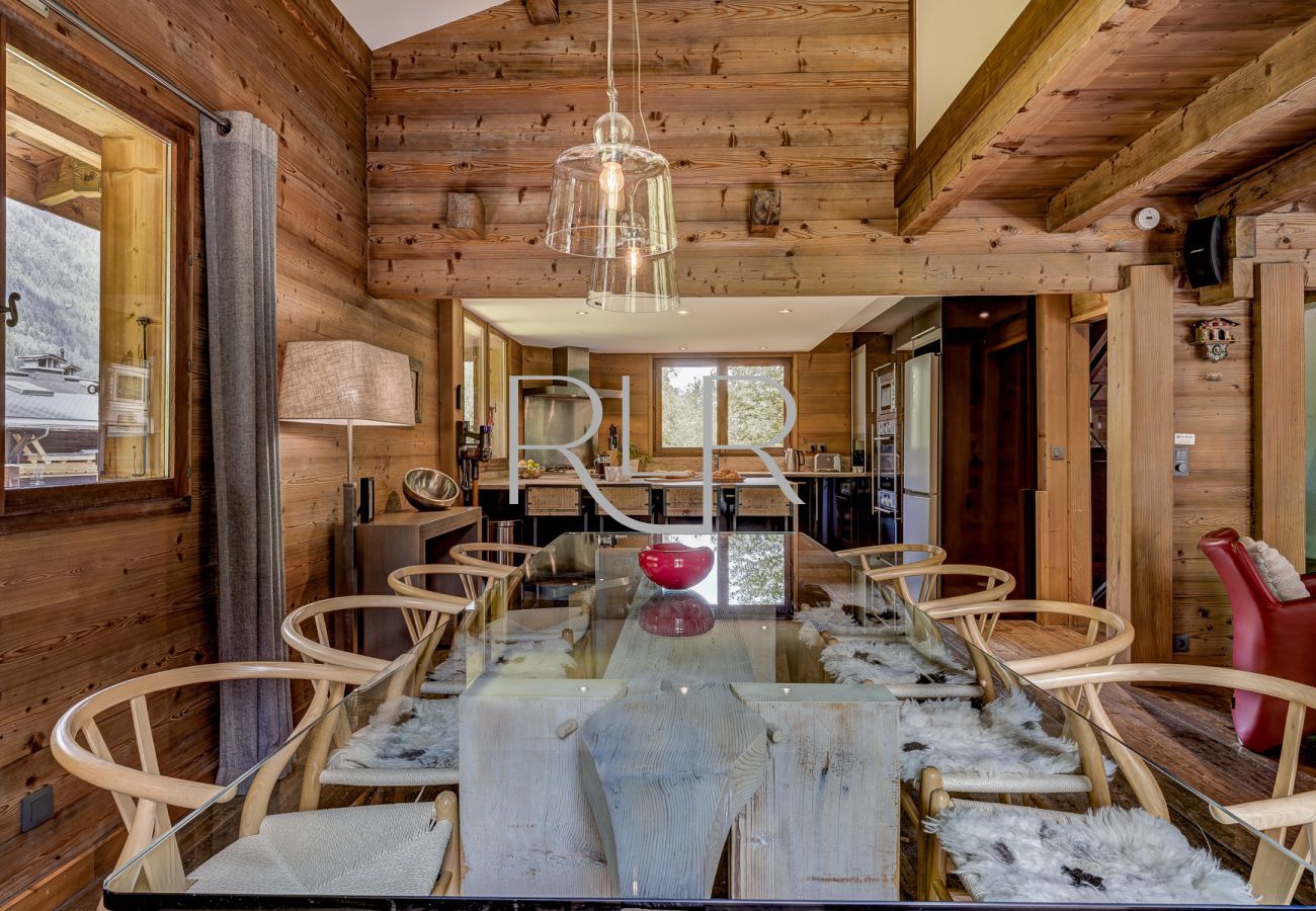 Chalet les Sauberands seats 12 people around this large dining table. 