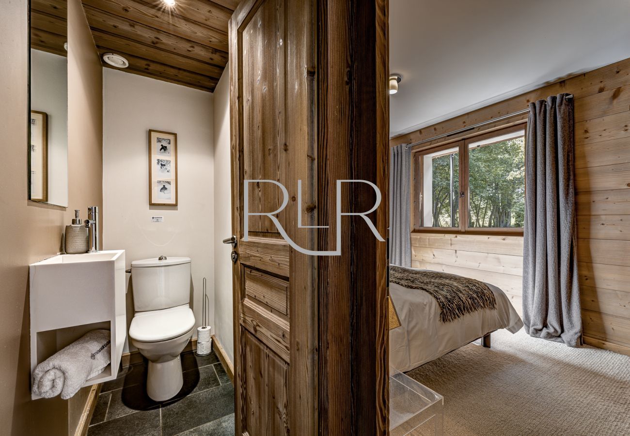 Chalet les Sauberands has a light and spacious bedroom with a WC adjacent