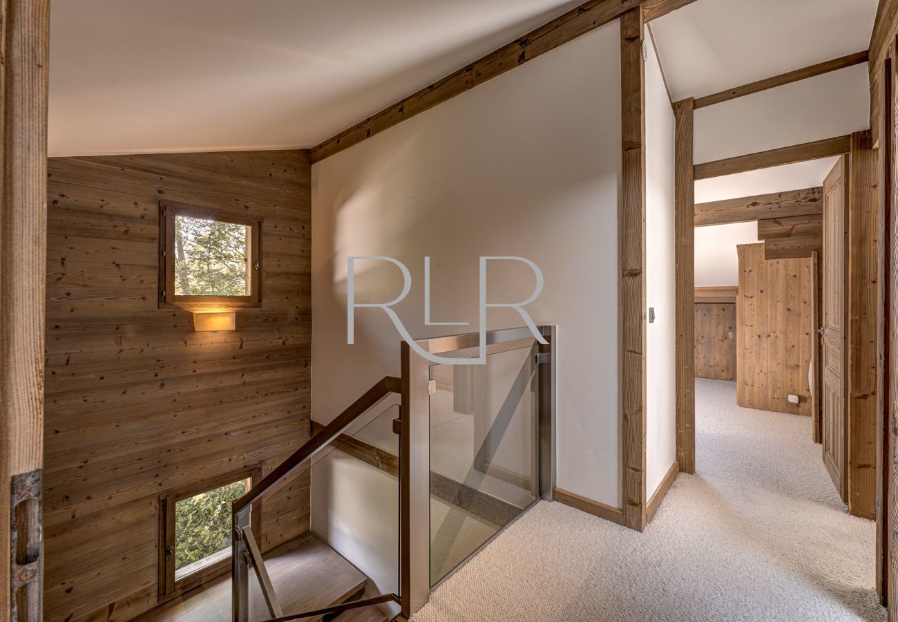 This hallway in Chalet les Sauberands leads to three bedrooms and a shared bathroom. 