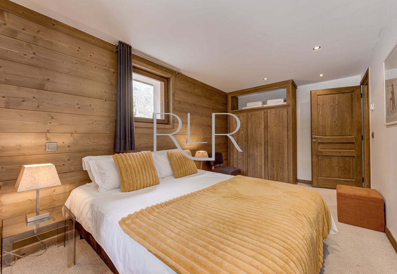 This light ground floor bedroom in Chalet les Sauberands can be made up as double or single beds