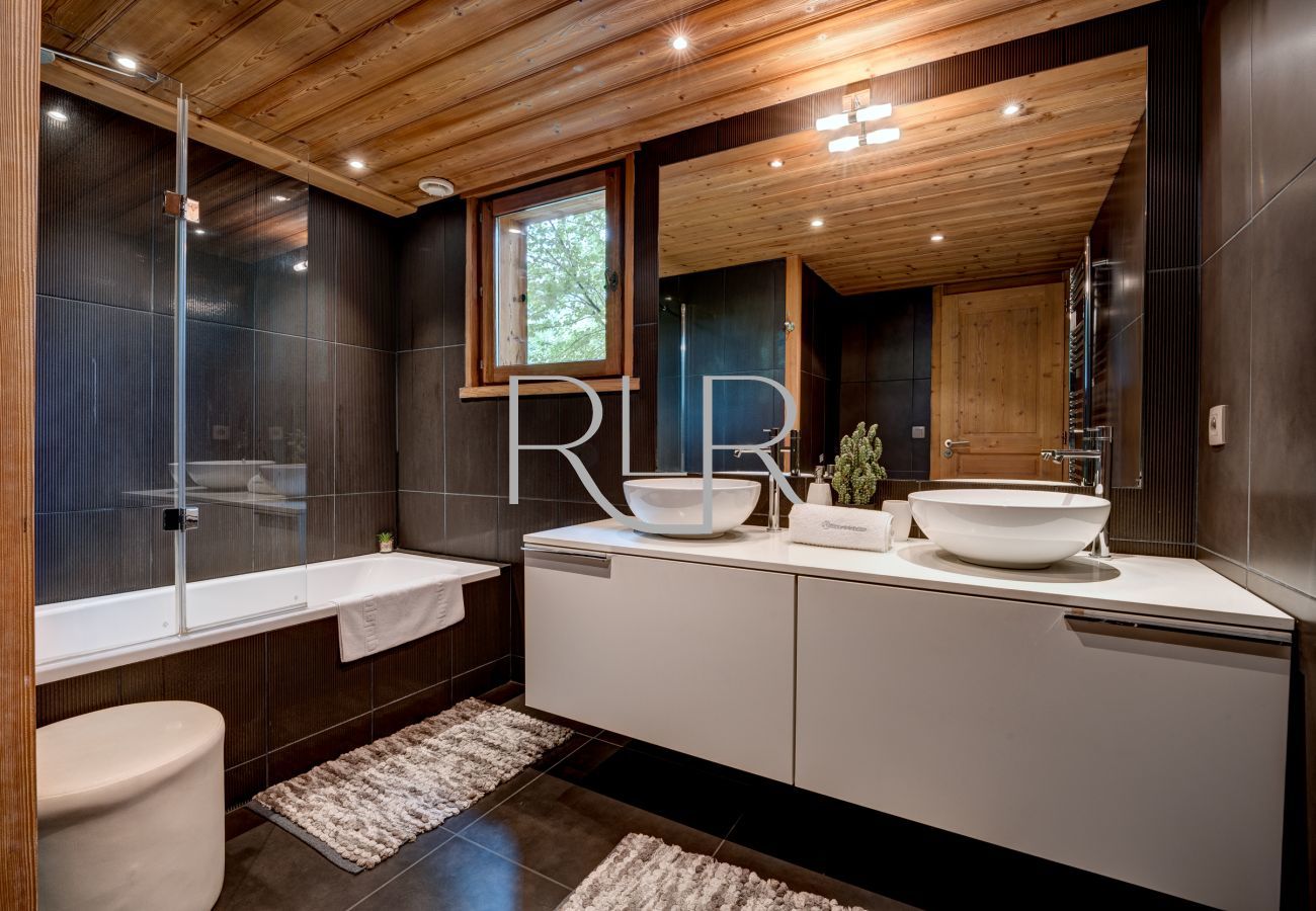 The modern bathroom with twin basins is adjacent to bedroom 3 in Chalet les Sauberands