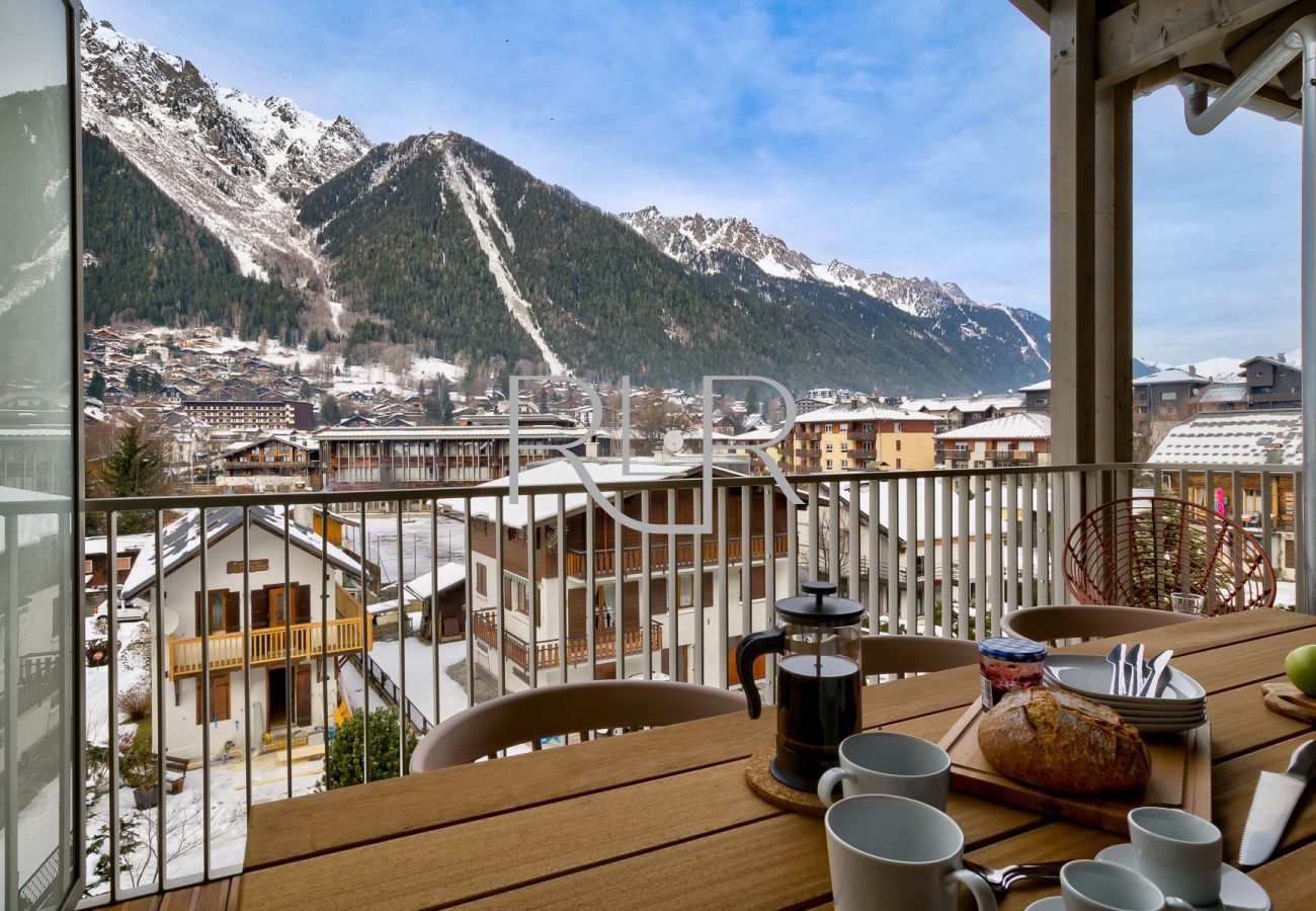 At White Pearl A36 you can dine outdoors with mountain views