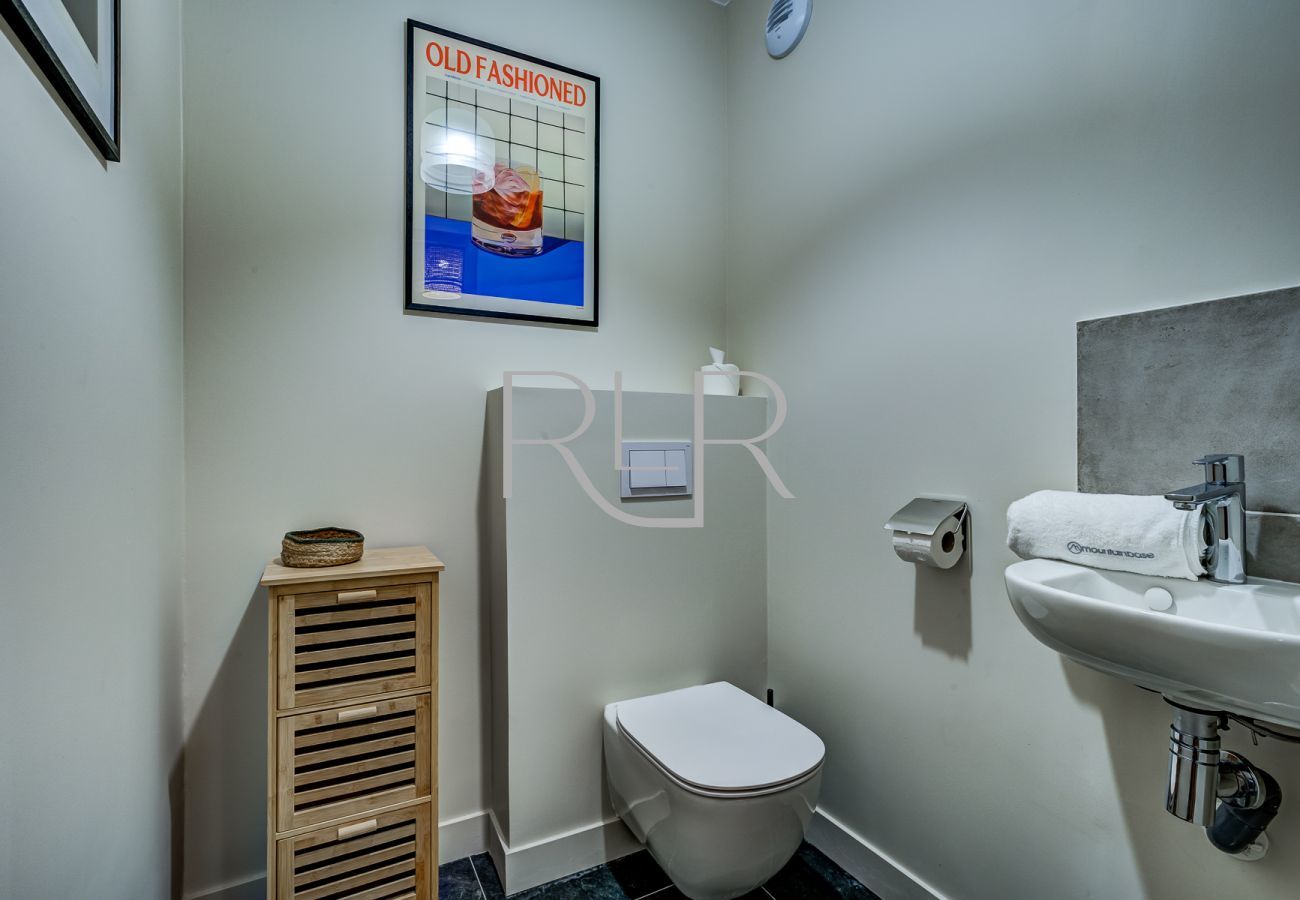 White Pearl A36 has a WC on the lower floor