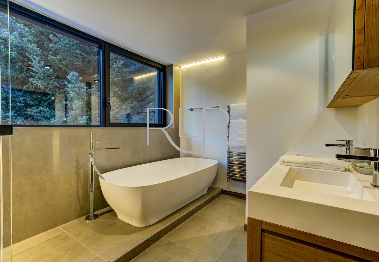  Bedroom 1 of Chalet Red Fox has a private bathroom with a stand-alone tub and a separate shower