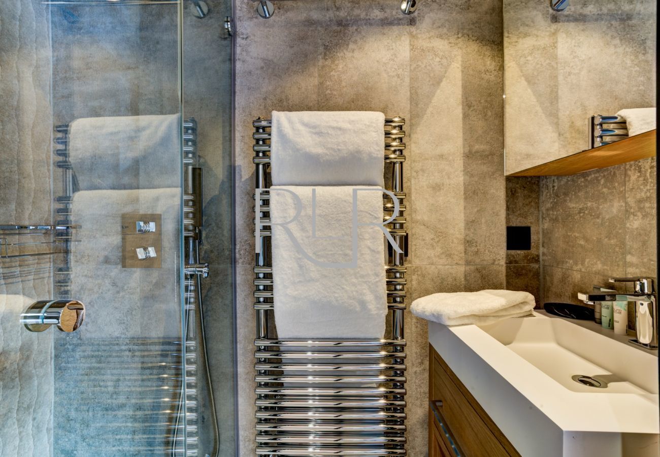 Bedroom 4 of Chalet Red Fox has an ensuite shower and basin
