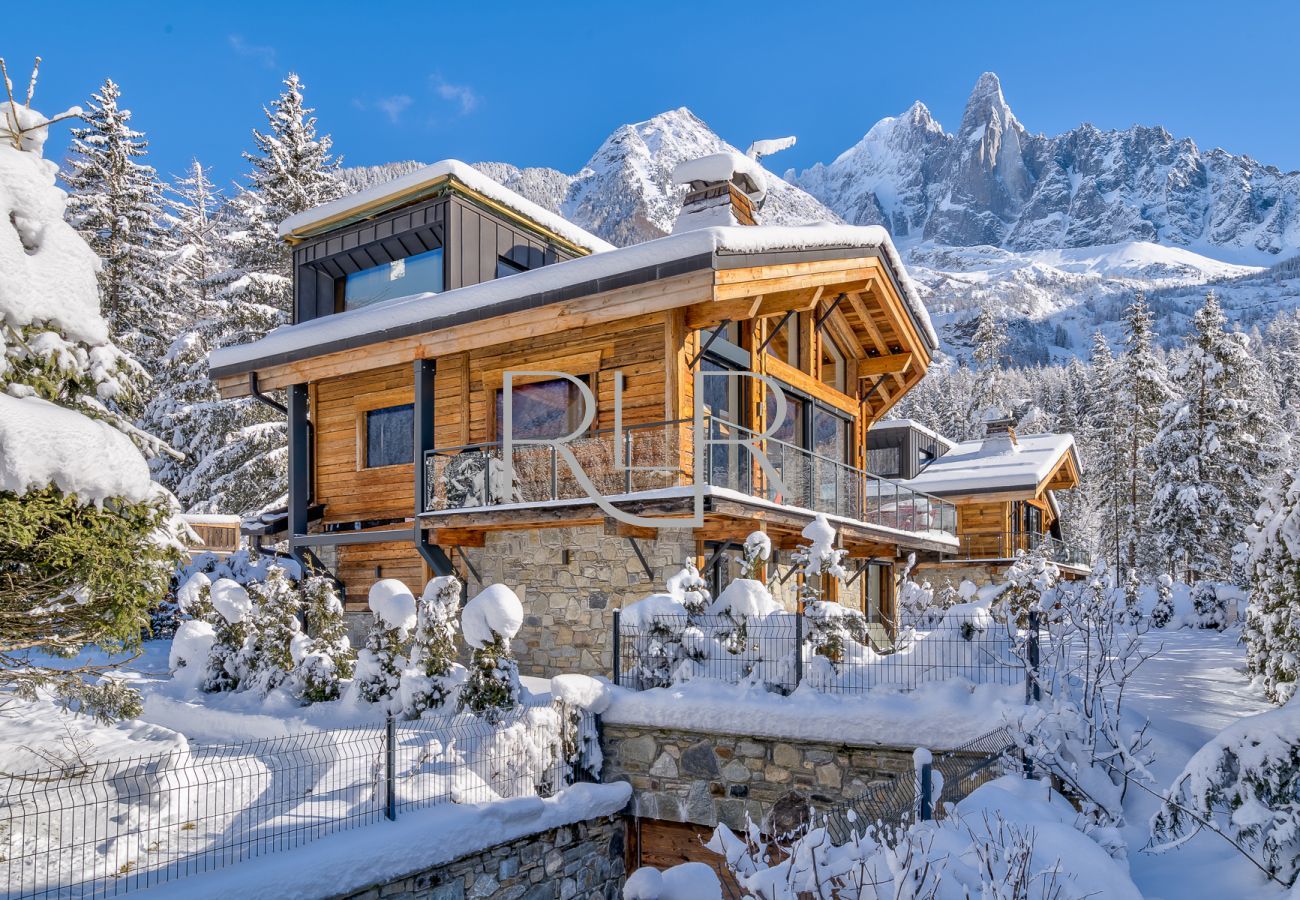 Chalet Red Fox has an impressive mountain backdrop