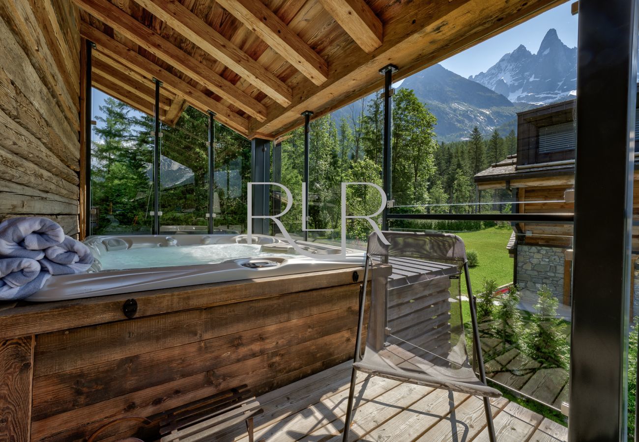 Chalet Red Fox has a hot tub on the balcony off the living area  