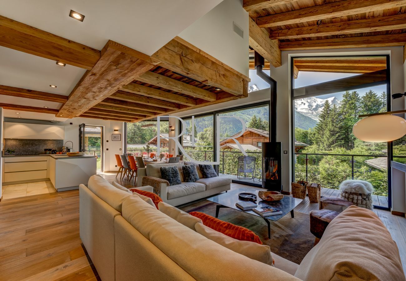 Chalet Red Fox has an open-plan design and double-height windows 