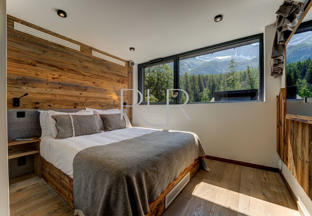 Chalet Red Fox has a master suite with a double bed, dressing area and bathroom