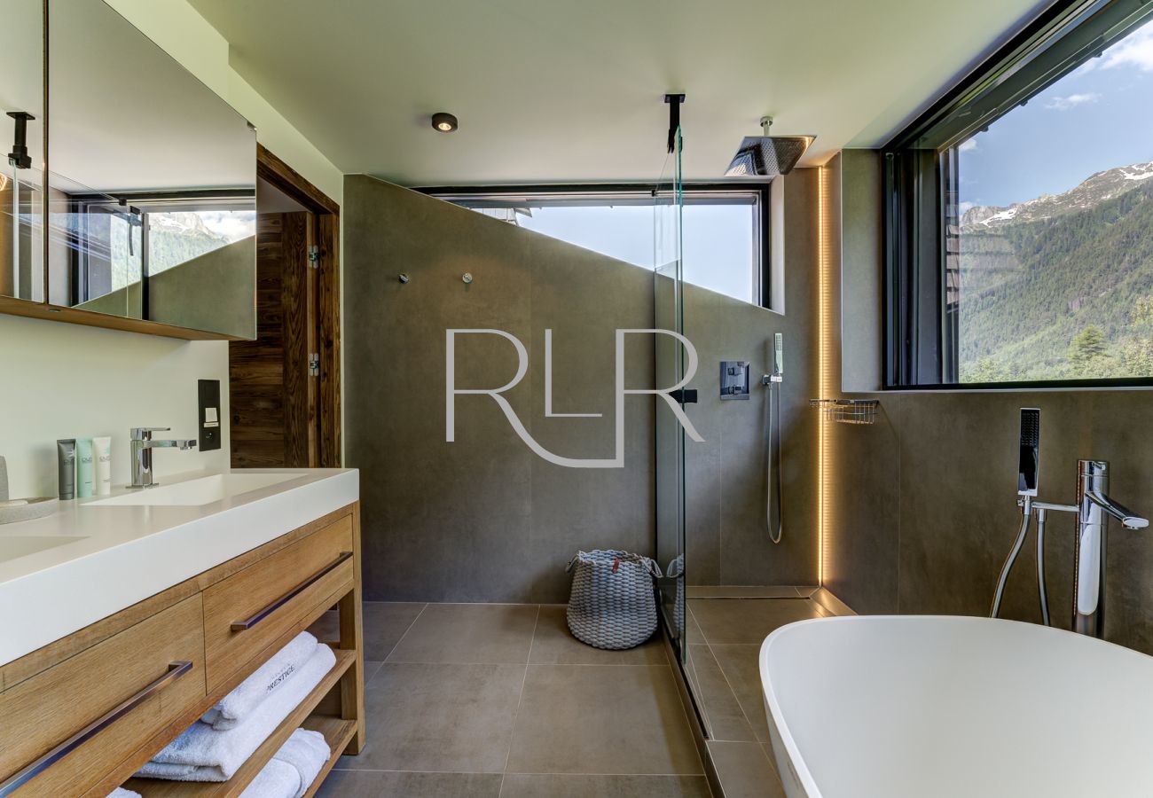 Bedroom 1  of Chalet Red Fox has a walk-in shower and twin basins