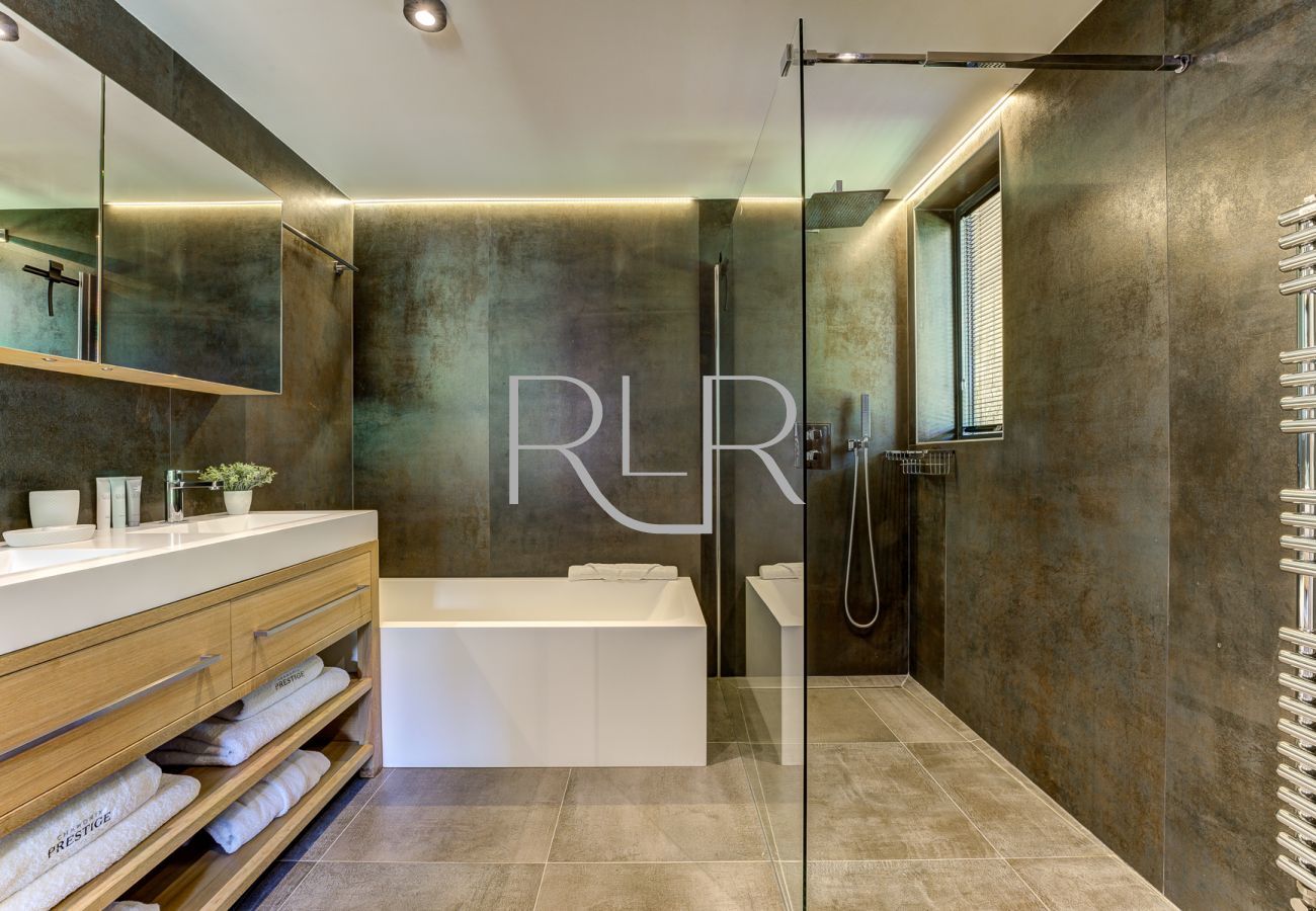 The ensuite bathroom to Bedroom 2 in Chalet Red Fox has a separate shower, and WC