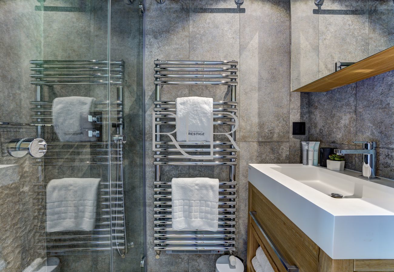 Bedroom 3 of Chalet Red Fox has an ensuite shower and basin  