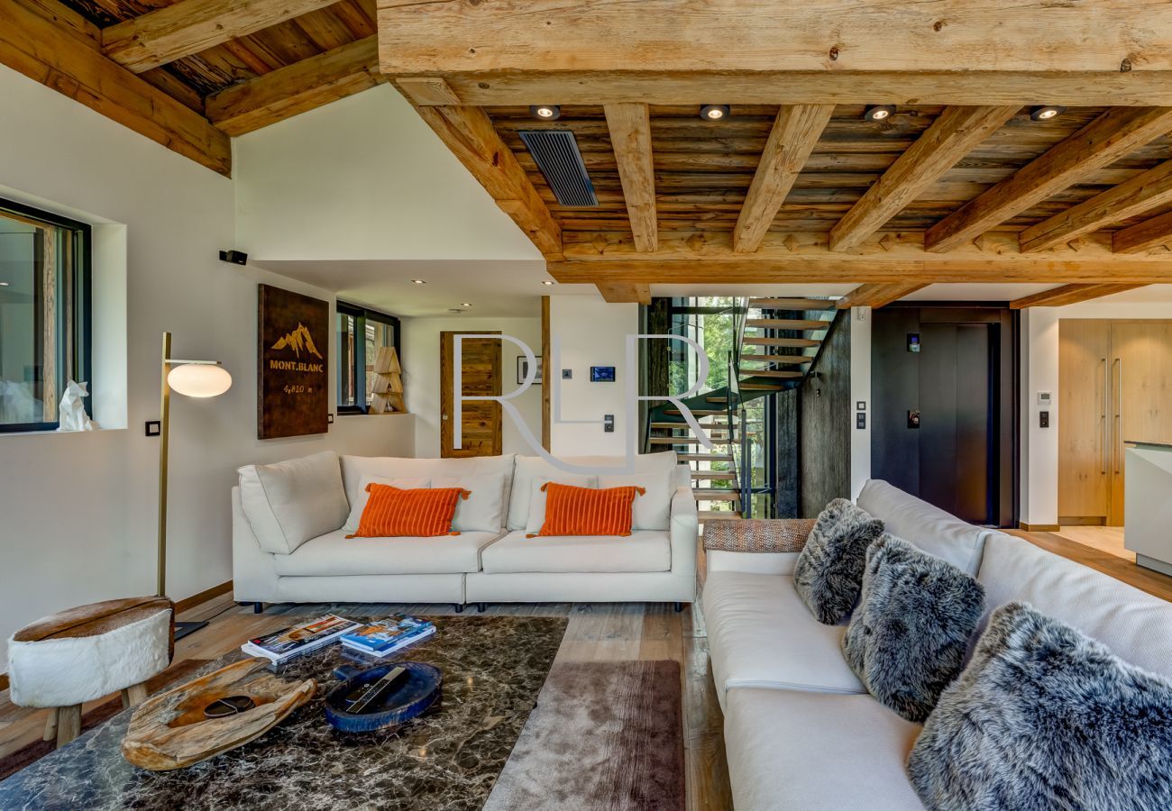 Chalet Red Fox has stairs and a lift to access all 4 floors