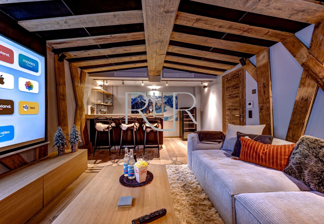 Chalet Red Fox has a cosy cinema room with a bar.