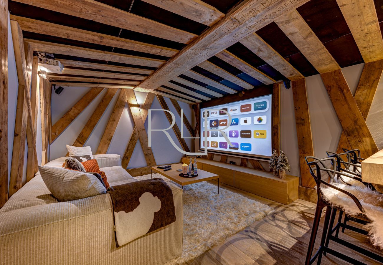 Chalet Red Fox has a cinema room with a bar.