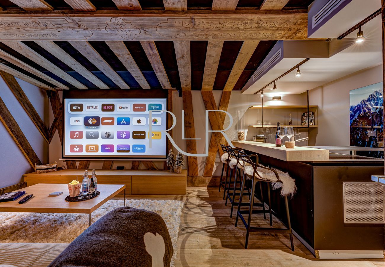 Chalet Red Fox has a cinema room with a bar.
