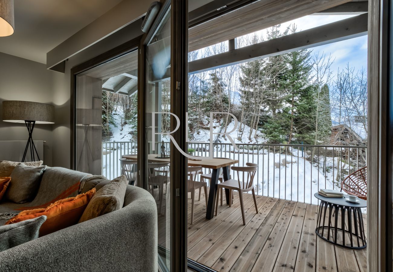 White Pearl A32 has glass doors onto a large balcony