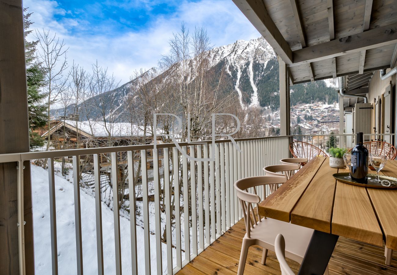 White Pearl A32 has mountain views