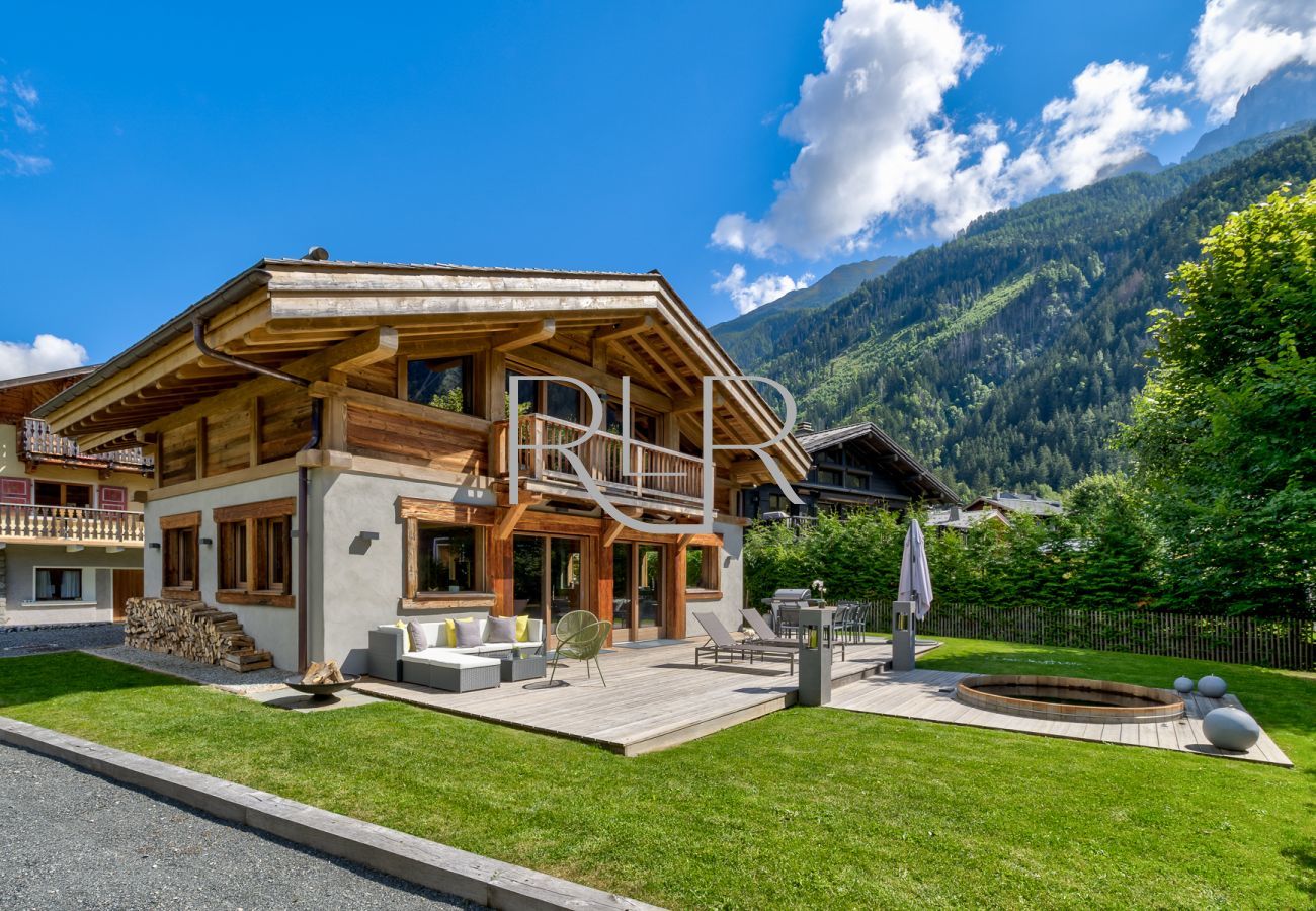 Chalet Seren has a central location and mountain views