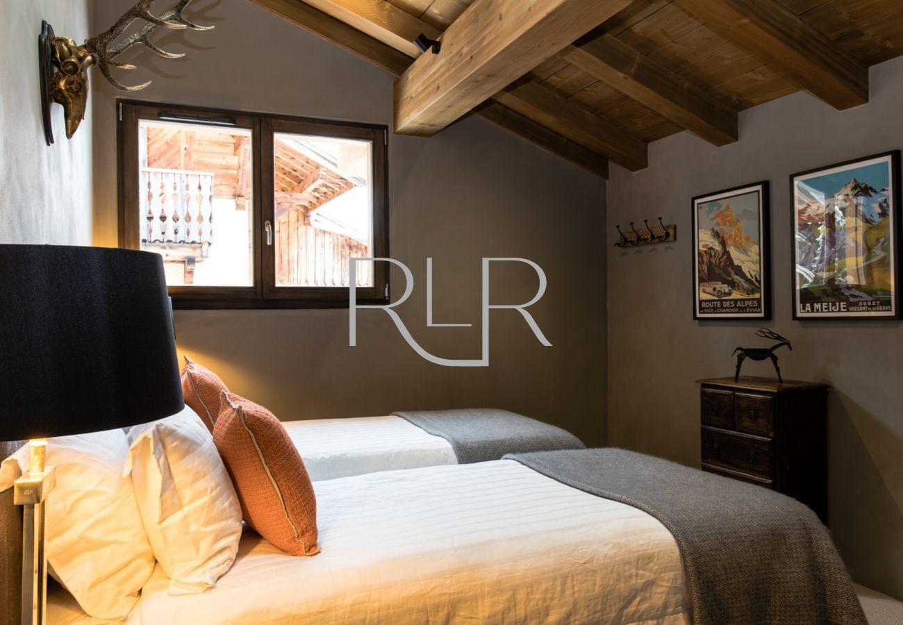 Bedroom 4 of Chalet Seren is a flexible double or twin room with ensuite