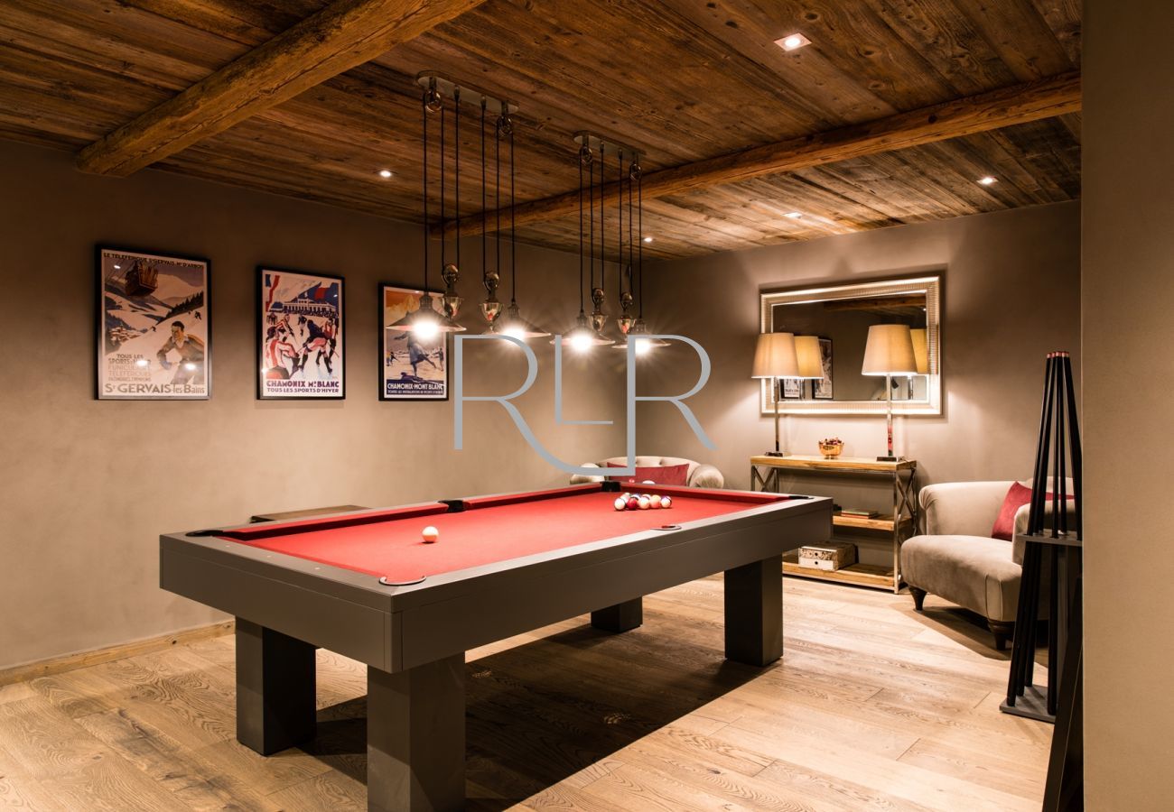 Chalet Seren has a full-size pool table 