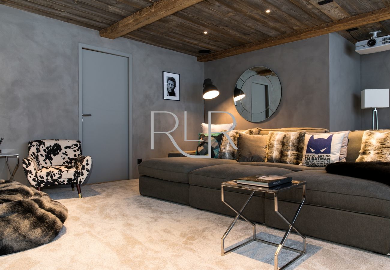 Chalet Seren has a cinema room with a projector screen