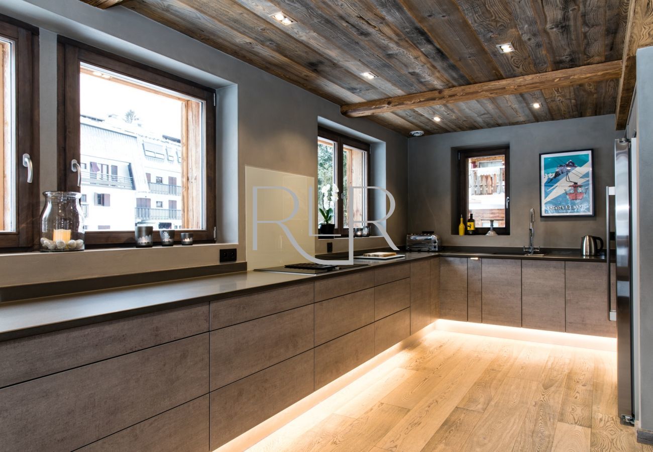 Chalet Seren has a sleek, fully equipped kitchen