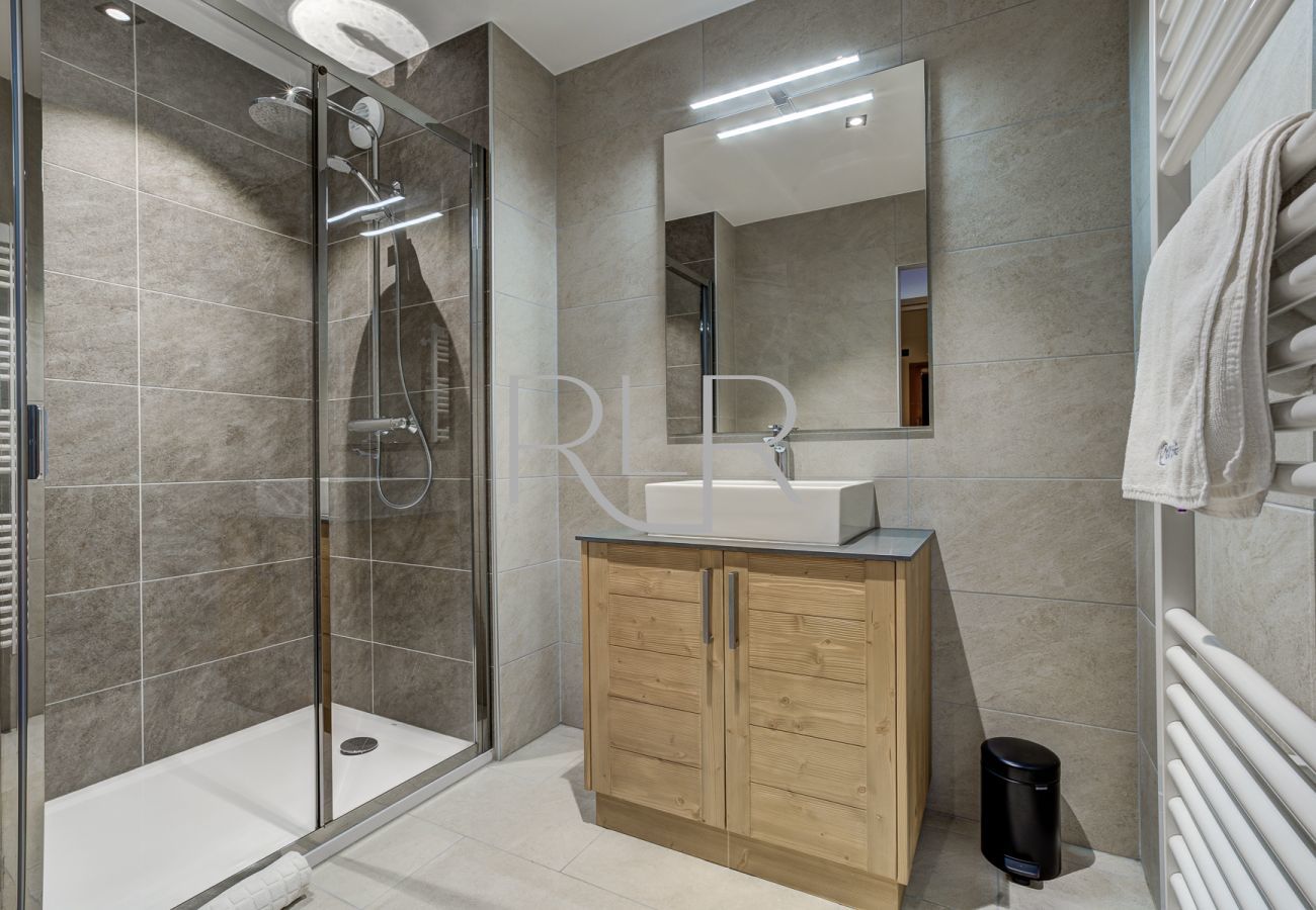 Green 2 has a shower room with a separate WC, shared between Bedrooms 2 and 3 