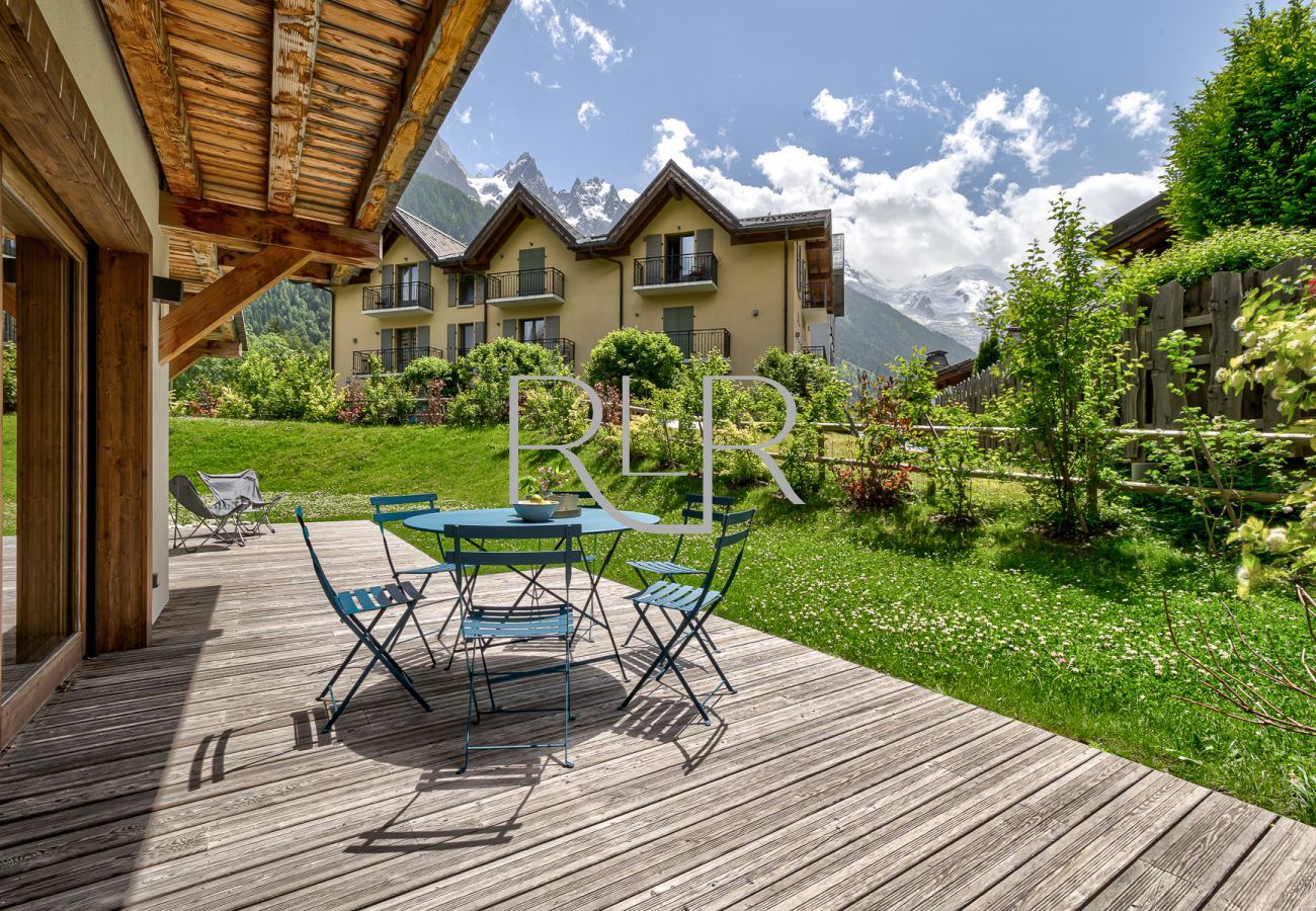 Outside dining at Green 2 with a view of the les Bossons glacier
