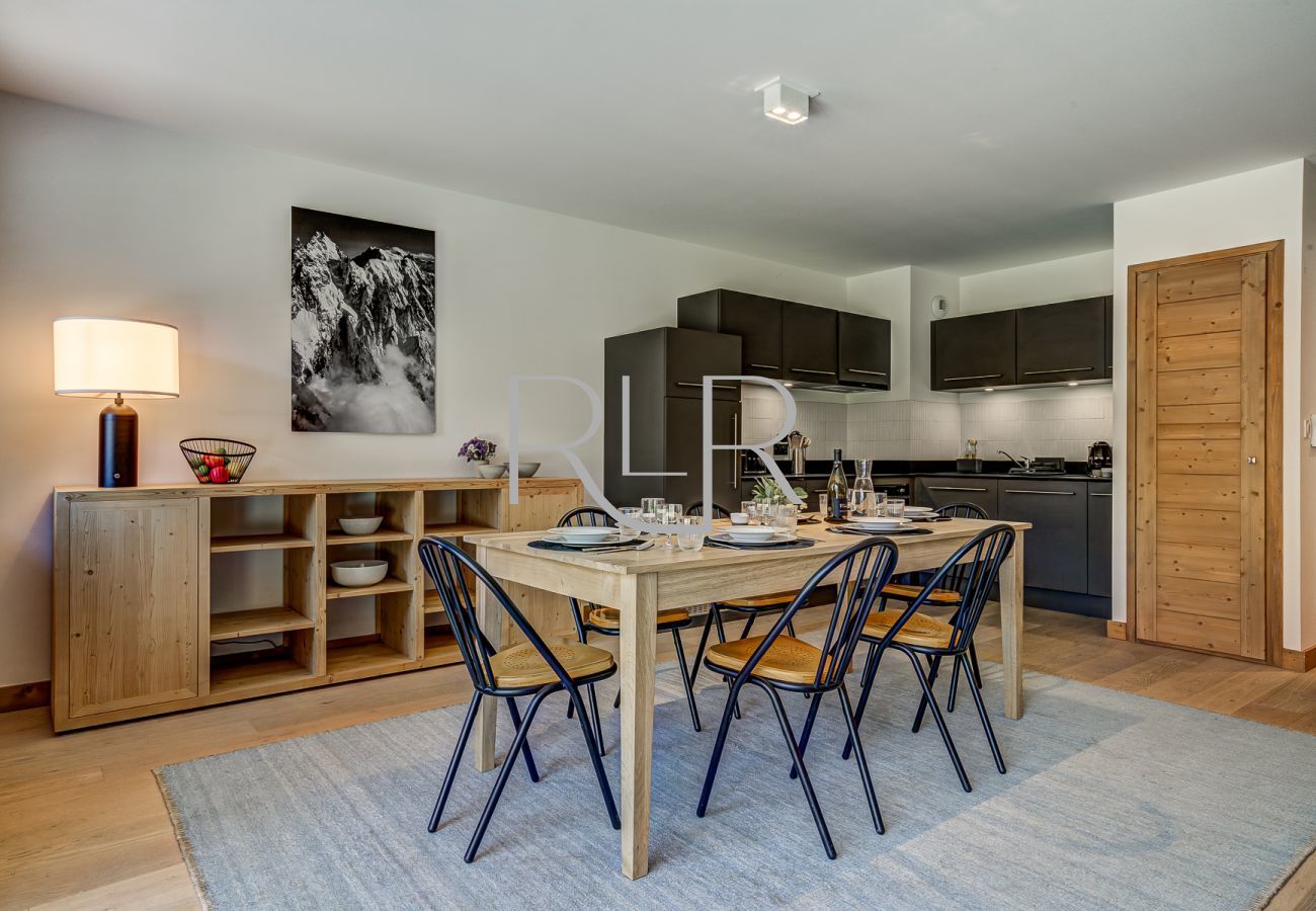 Green 2 has a large dining table comfortably seating 6 people 