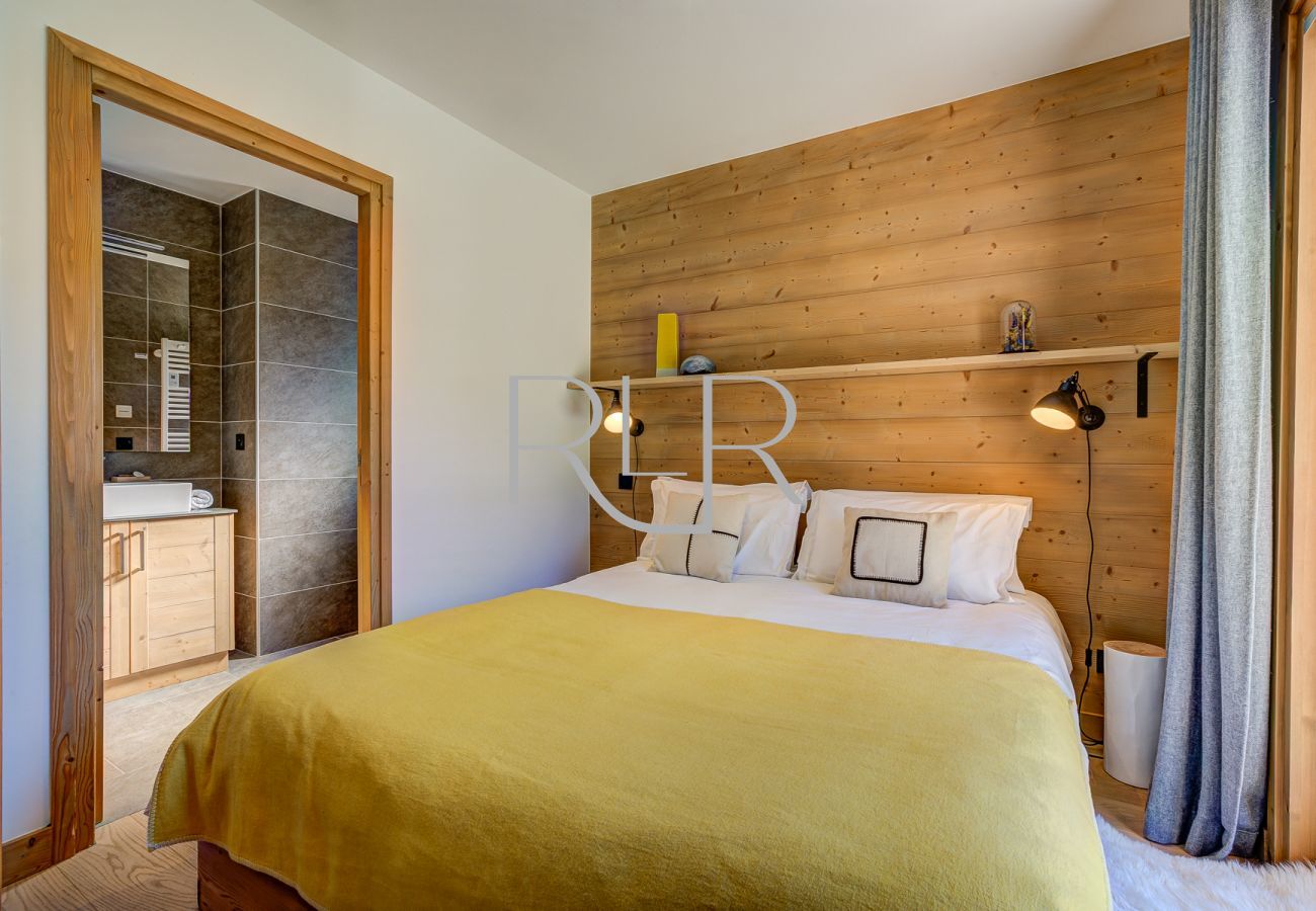 Bedroom 1 of Green 2 is a  double room with ensuite 