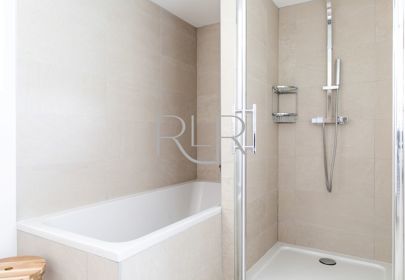 The bathroom of Chamois 1 has a bath and a separate shower