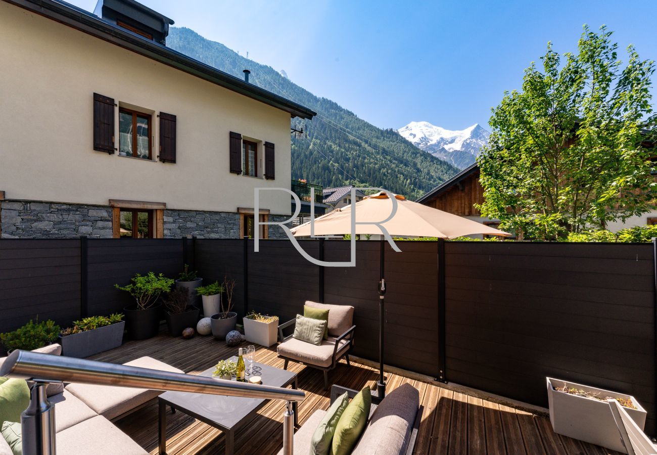 Chamois 1 has a sunny terrace with mountain views.