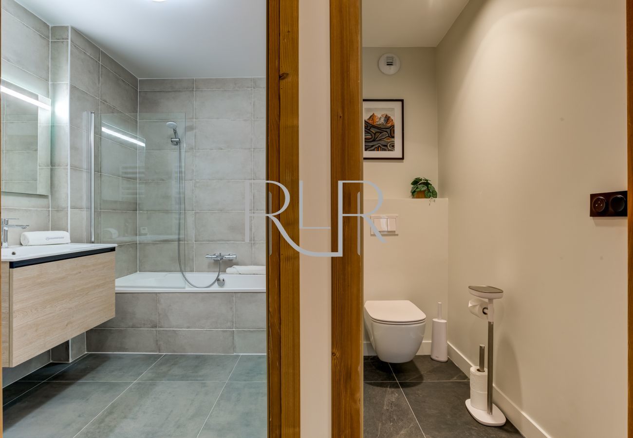 White Pearl A12 has a bathroom with a separate WC