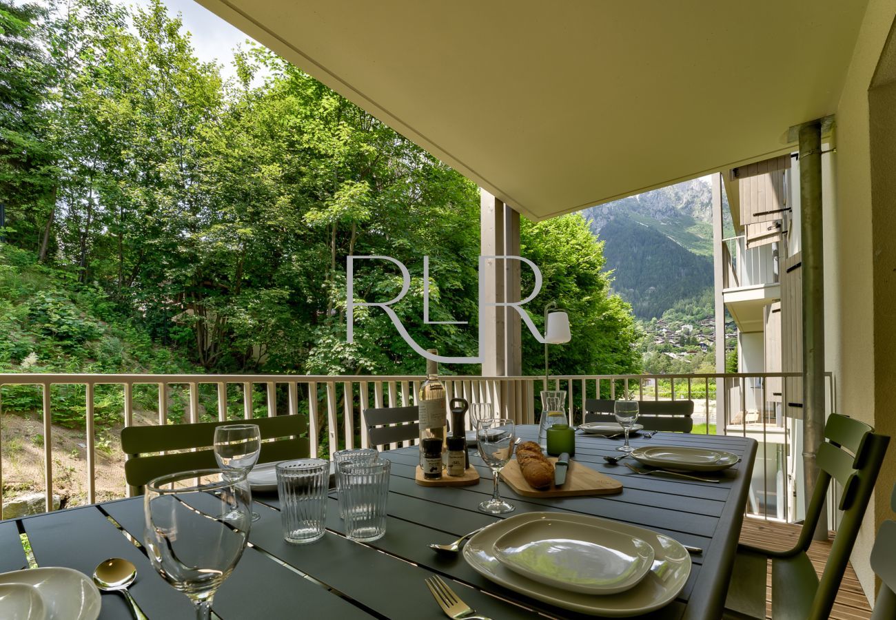 You can enjoy meals al fresco on the balcony of White Pearl A12