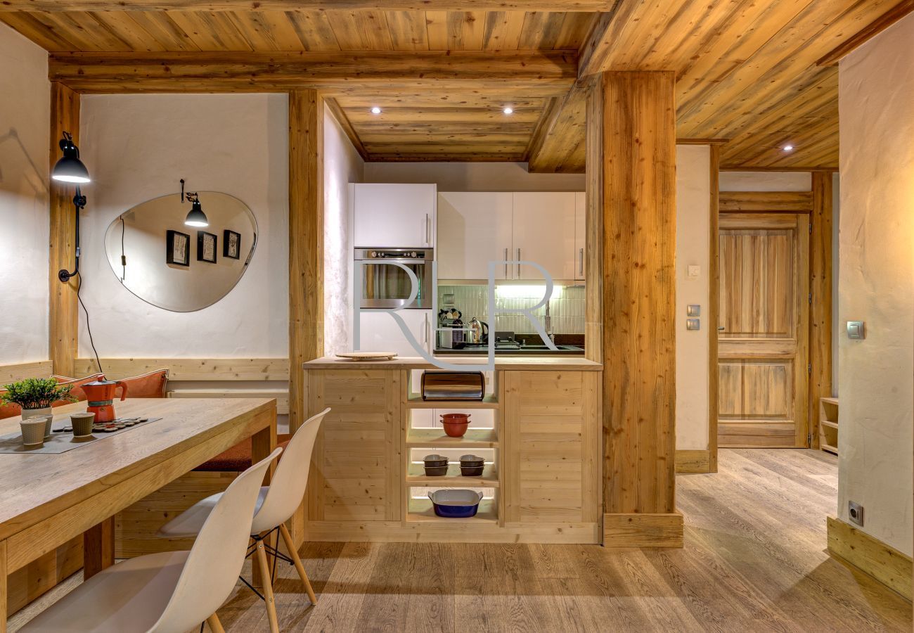 The dining area in Apartment Blaitiere 2 has generous space for 4 people