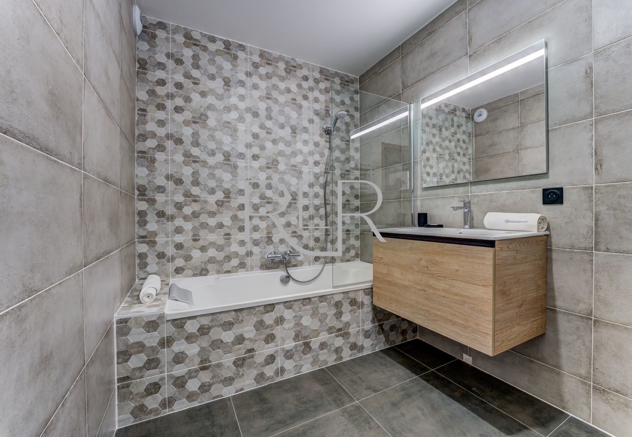 The bathroom of White Pearl A04 has a shower above the bath 