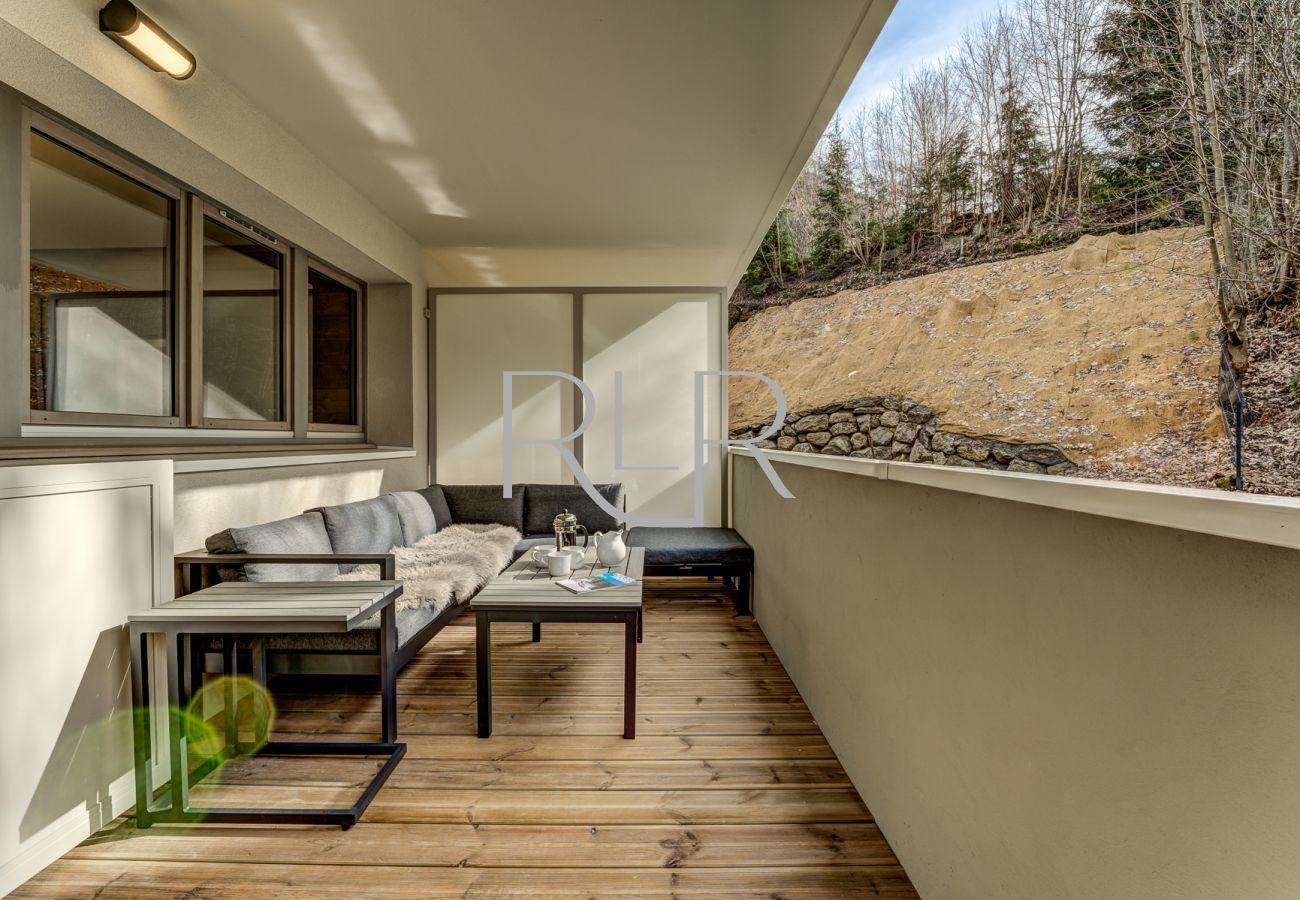 White Pearl A04 has outdoor lounge furniture | Mobilier de salon d'extérieur