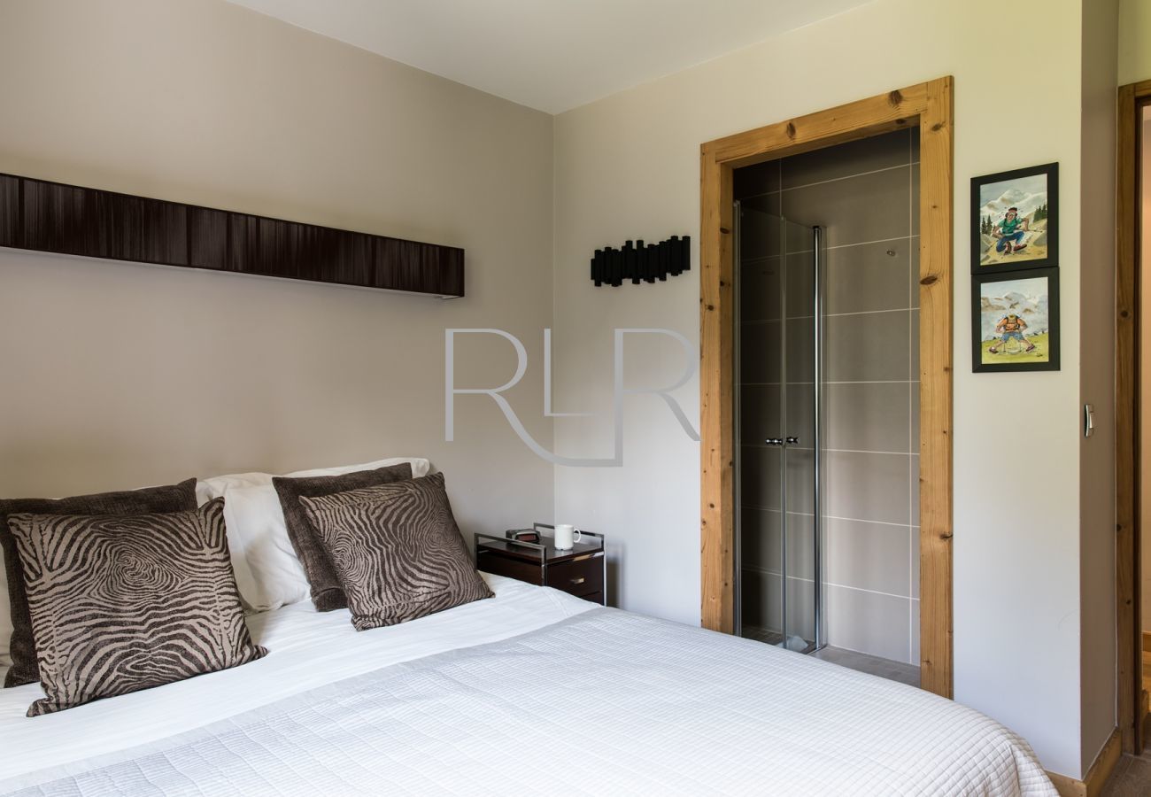 Bedroom 1 of Villa Floria is a flexible double or twin room with ensuite shower and basin